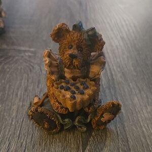 Boyds Bears Brown Bear Figurine with Blueberry Pie